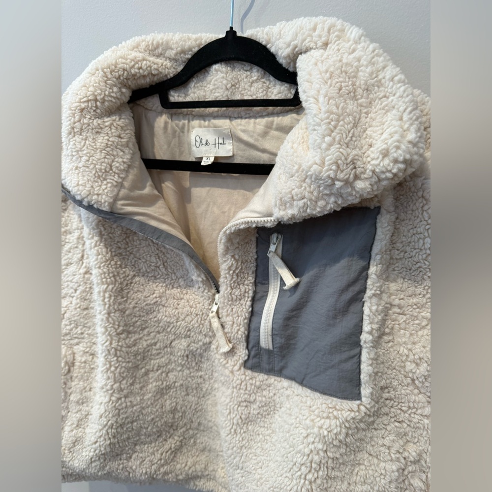 Oli & Hali Oversized Sherpa Vest - Picture 5 of 7